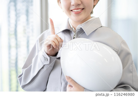 作業服を着てヘルメットを持つ金髪ショートヘアの若い女性（指さし、髪色自由、自分らしく働く、職場環境） 116246980