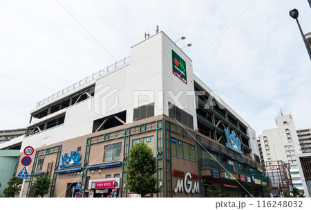 京王線国領駅 東側から眺めるココスクエア 夏晴れの青空 東京都調布市 京王線国領駅 東側から眺めるココスクエア 夏晴れの青空 東京都調布市 116248032