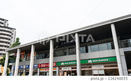 京王線国領駅　駅ビルのお店　夏晴れの青空　東京都調布市 116248035