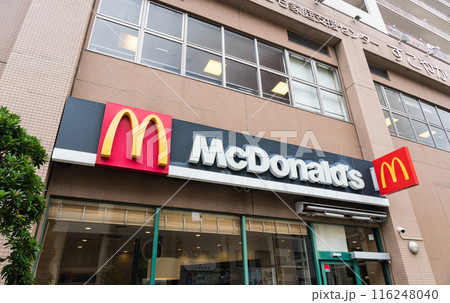 京王線国領駅 マクドナルド 国領マルエツ店 夏晴れの青空 東京都調布市 京王線国領駅 マクドナルド 国領マルエツ店 夏晴れの青空 東京都調布市 116248040