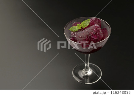 赤紫蘇のシャーベット グラス 黒背景 赤紫蘇のシャーベット グラス 黒背景 116248053