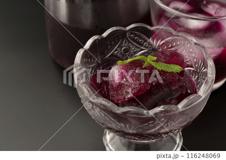 赤紫蘇のシャーベット グラス 赤紫蘇ジュース　ピッチャー　 黒背景 116248069