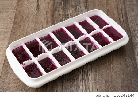 赤紫蘇のシャーベット　氷菓　アイス　製氷皿で凍らせたジュース 116248144