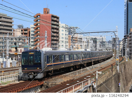 新大阪駅を発車して上淀川橋梁に近づく207系電車 116248294