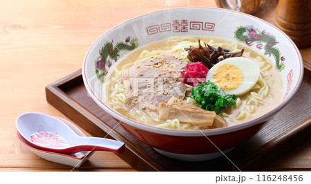 湯気が上がる、シズル感のある 醤油豚骨ラーメン 116248456