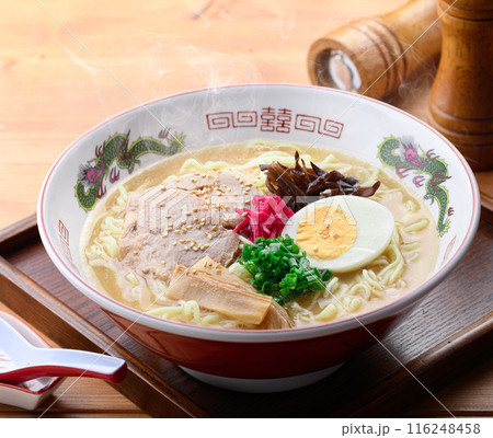 湯気が上がる、シズル感のある 醤油豚骨ラーメン 湯気が上がる、シズル感のある 醤油豚骨ラーメン 116248458