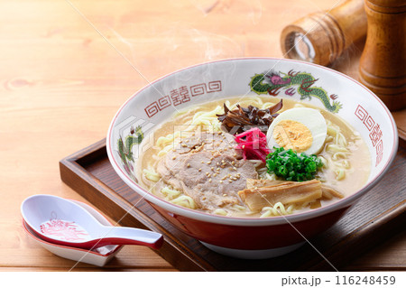 湯気が上がる、シズル感のある 醤油豚骨ラーメン 湯気が上がる、シズル感のある 醤油豚骨ラーメン 116248459