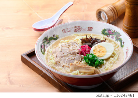 湯気が上がる、シズル感のある 醤油豚骨ラーメン 湯気が上がる、シズル感のある 醤油豚骨ラーメン 116248461