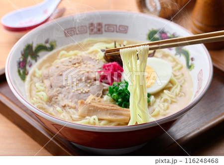 湯気が上がる、シズル感のある 醤油豚骨ラーメン 116248468