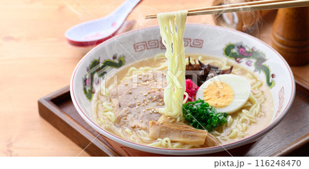 湯気が上がる、シズル感のある 醤油豚骨ラーメン 116248470