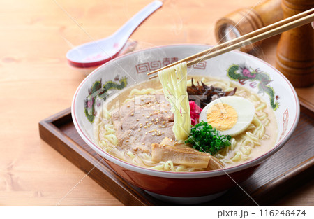 湯気が上がる、シズル感のある 醤油豚骨ラーメン 116248474