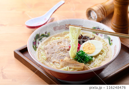 湯気が上がる、シズル感のある 醤油豚骨ラーメン 116248476