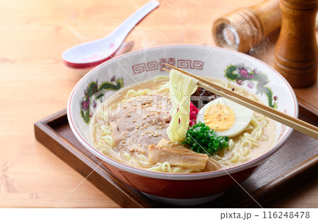 湯気が上がる、シズル感のある 醤油豚骨ラーメン 湯気が上がる、シズル感のある 醤油豚骨ラーメン 116248478