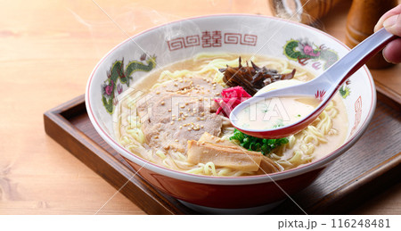 湯気が上がる、シズル感のある 醤油豚骨ラーメン 湯気が上がる、シズル感のある 醤油豚骨ラーメン 116248481