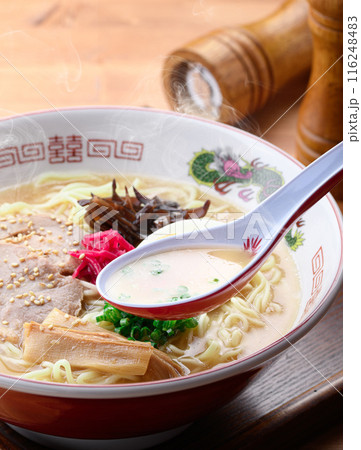 湯気が上がる、シズル感のある 醤油豚骨ラーメン 116248483