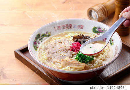 湯気が上がる、シズル感のある 醤油豚骨ラーメン 116248484