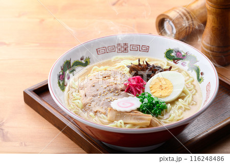 湯気が上がる、シズル感のある 醤油豚骨ラーメン 116248486