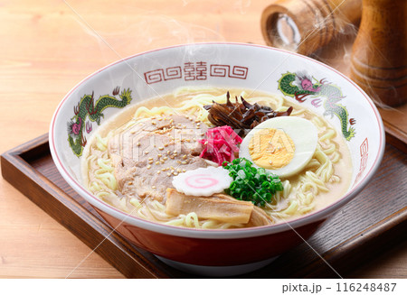 湯気が上がる、シズル感のある 醤油豚骨ラーメン 116248487