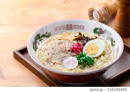 湯気が上がる、シズル感のある 醤油豚骨ラーメン 116248489