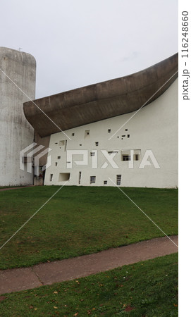 ロンシャンの教会は近代建築の巨匠ル・コルビュジエが建築した宗教建築 116248660