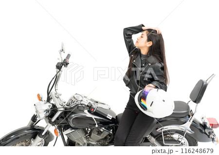 ヘルメットを持ってバイクに座って髪の毛を掻き上げるバイク女子 116248679