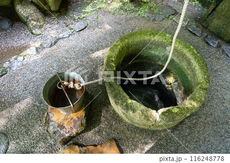 奈良県明日香村　岡寺にある瑠璃井とつるべ桶 116248778