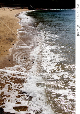 馬島のホテル前の砂浜の波打ち際 116248808