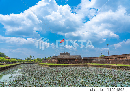 ベトナム最後の王朝の栄華を残す王宮の世界遺産フエの堀とハス 116248924