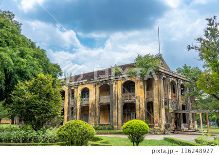 ベトナム最後の王朝の栄華を残す世界遺産フエ王宮の中の建物 116248927