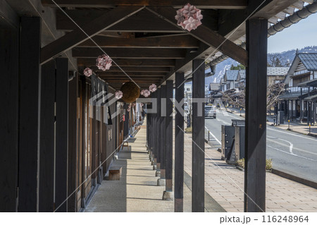 塩沢宿の牧之通りの雁木と造り酒屋の杉玉 116248964