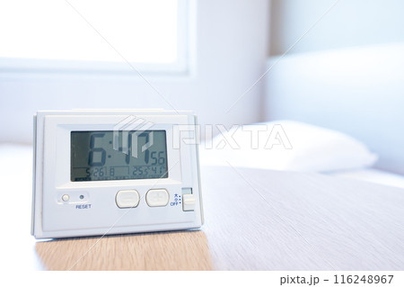 目覚まし時計と朝日の射し込むベッド 目覚まし時計と朝日の射し込むベッド 116248967