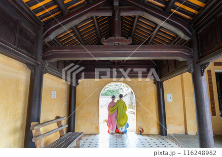 ベトナム最後の王朝の栄華を残す世界遺産フエ王宮でナショナルデーに正装して写真を撮る少女たち ベトナム最後の王朝の栄華を残す世界遺産フエ王宮でナショナルデーに正装して写真を撮る少女たち 116248982