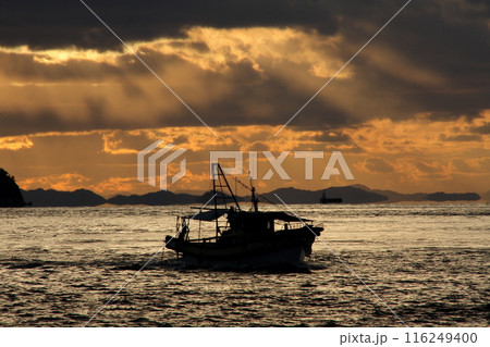大角鼻の夕焼けの中を港に帰る漁船 大角鼻の夕焼けの中を港に帰る漁船 116249400