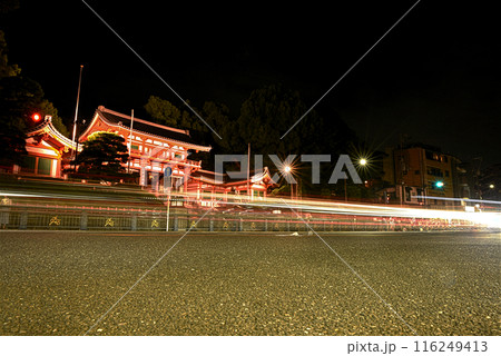 ライトアップされた夜の八坂神社 116249413