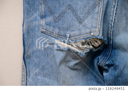 お尻の部分に穴が開いたジーンズ お尻の部分に穴が開いたジーンズ 116249451