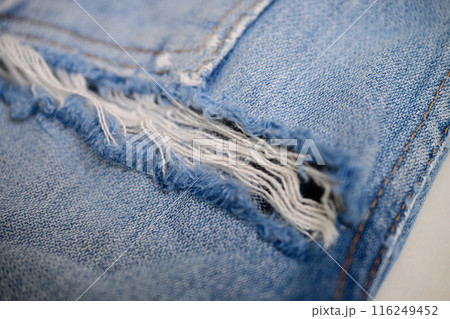 お尻の部分が破けたジーンズ お尻の部分が破けたジーンズ 116249452