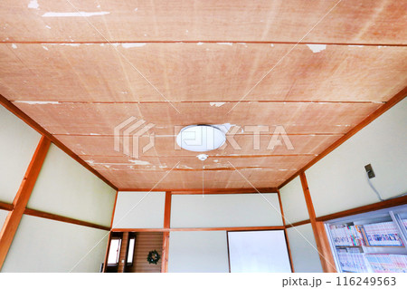 築45年の天井の壁紙貼り替え工事 リフォーム 築45年の天井の壁紙貼り替え工事 リフォーム 116249563