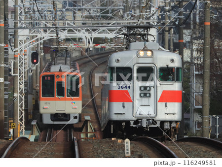 山陽電気鉄道　山陽垂水駅付近ですれ違う山陽電車と阪神電車 116249581