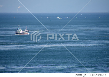 来島海峡から燧灘に向かう貨物船と釣り船 116249653
