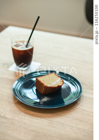 パウンドケーキとアイスコーヒー 116250100