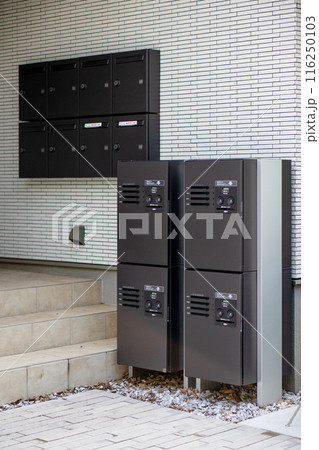 アパートの宅配ボックス　エントランス	 116250103