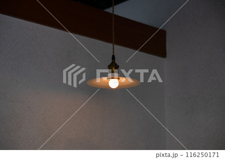 シンプルでレトロなペンダントライト 116250171