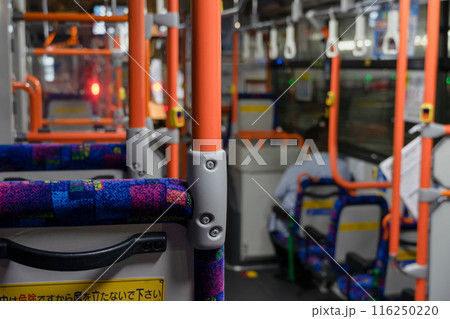 夜のバス内 116250220