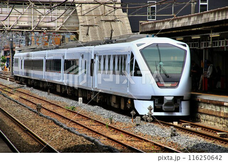 高架化に向け廃止に為った春日部駅・旧1番線ホームに停車する… 特急スペーシアX・N100系 116250642