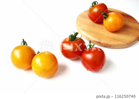 赤いトマト　黄色いトマト　白背景 116250740