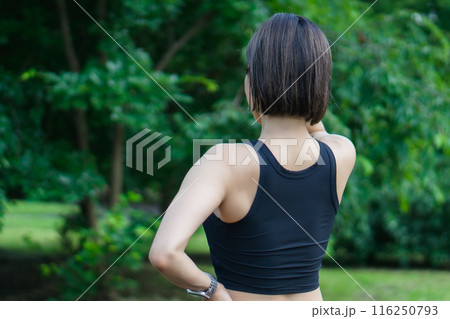 運動する20代 30代女性	 116250793