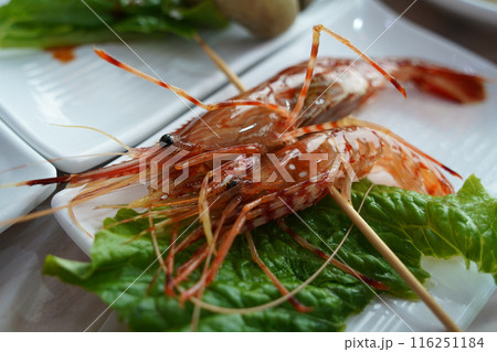 Fresh live shrimp served on skewers 116251184