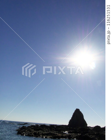 太陽と青い海と奇岩 太陽と青い海と奇岩 116251531
