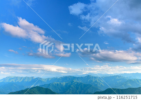 晴れた空と御荷鉾スーパー林道展望台から望むの山並み/群馬県 晴れた空と御荷鉾スーパー林道展望台から望むの山並み/群馬県 116251715