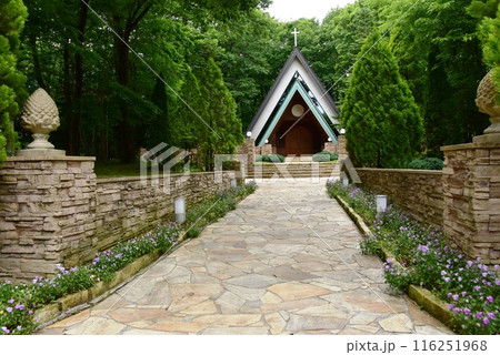 栃木県那須町　那須高原の宿泊施設ホテルエピナール那須の森のチャペルと新緑散策路 116251968